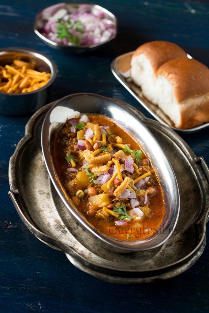 misal pav served with buns and farsan