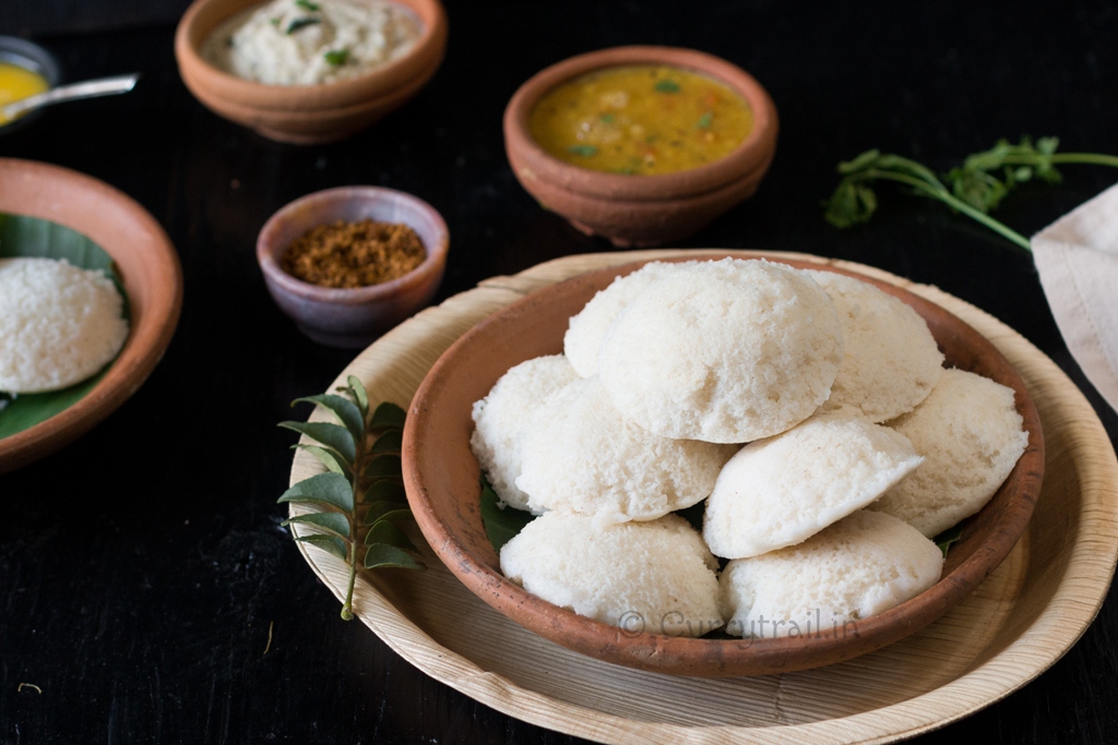 idli recipe served with coconut chutney and tiffin sambar