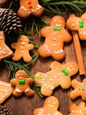 different sized gingerbread man cookies on wooden tray