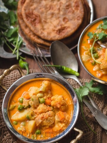 vegetable kurma with poori