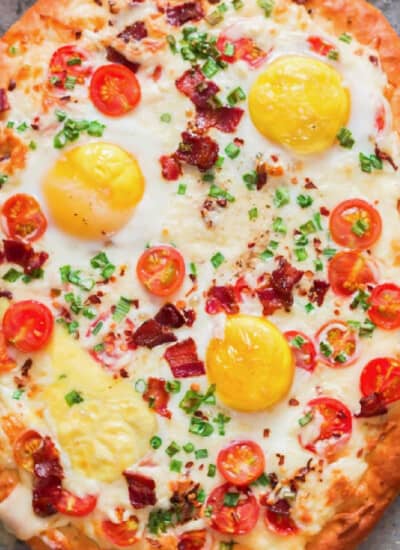 breakfast pizza with eggs and bacon