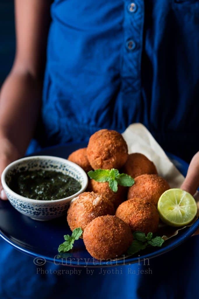 cheesy garlic chicken balls with mint sauce