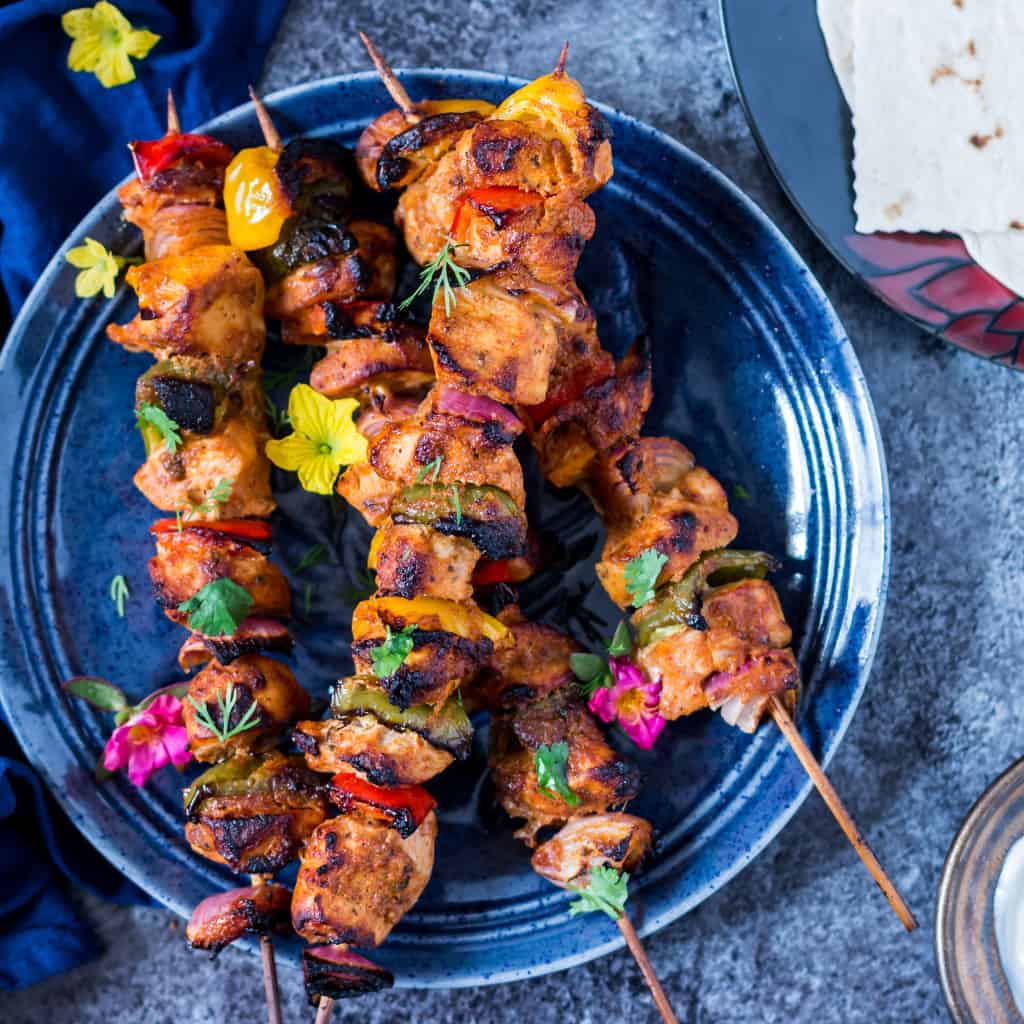 beautifully presented shish tawook with pita and flowers