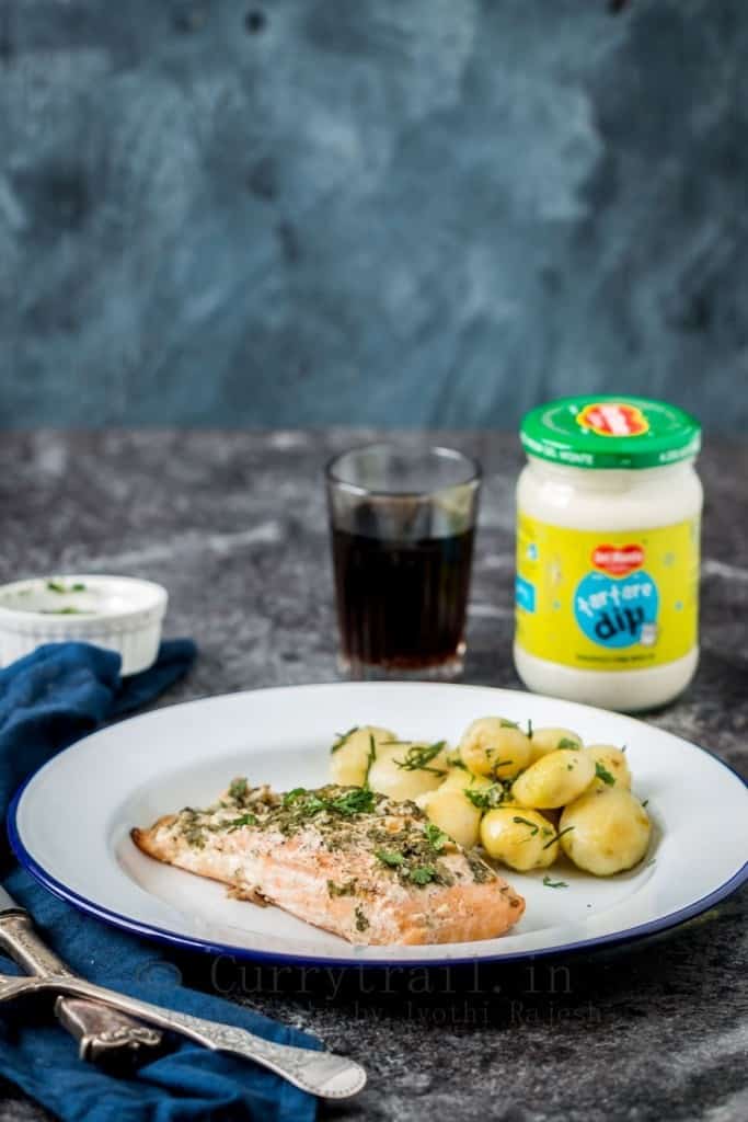 Baked Salmon with Herbs and Tartare dip 