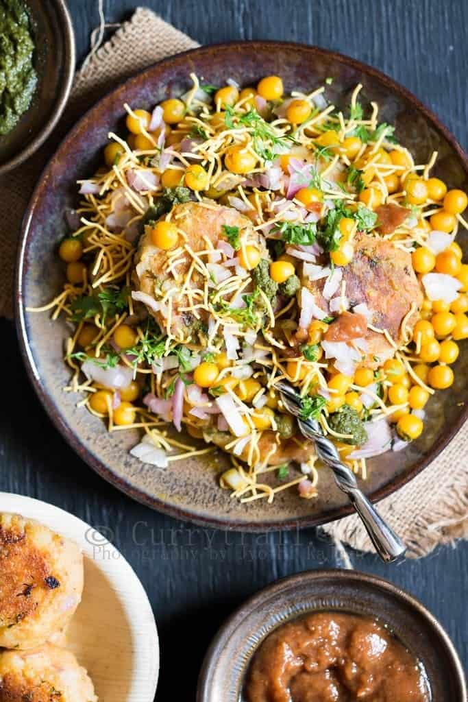 aloo tikki chaat served with chutney on sides