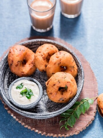 Instant Rava Vada with coconut chutney and tea