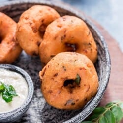 Instant Rava Vada with coconut chutney