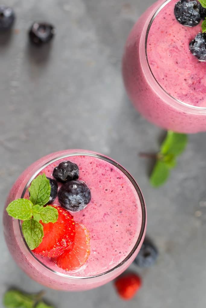 https://www.currytrail.in/wp-content/uploads/2018/06/Mixed-Berry-Smoothie-4.jpg