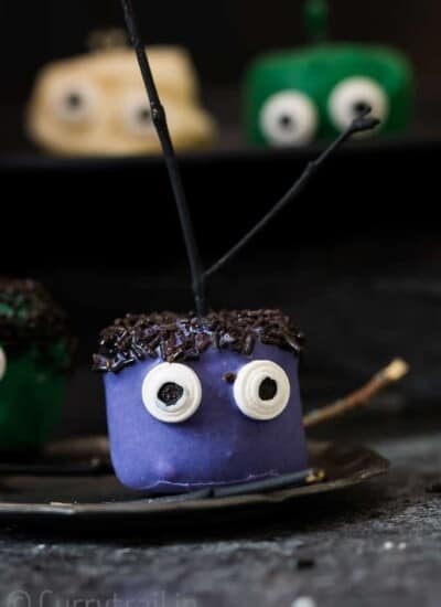 Halloween Marshmallow Pops - fun Halloween treat that is super easy to make. For you last minute Halloween treat