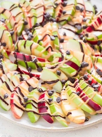 apple and peanut butter nachos sprinkled with choco chips