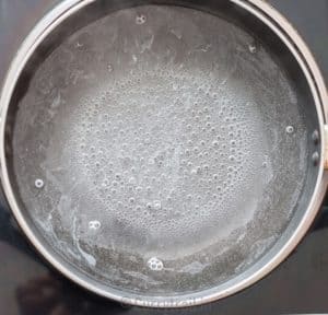 boiling water to blanch green beans