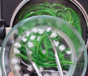 blanched green beans in ice water