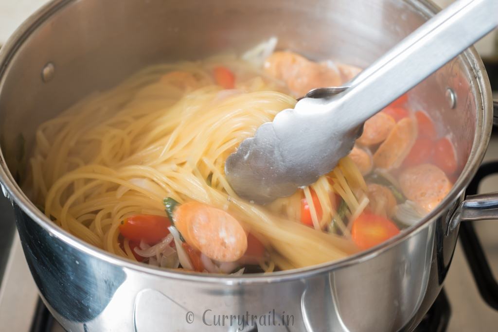 one pot pasta is life saver weeknight dinner. Everything, even the pasta gets cooked in the same pot