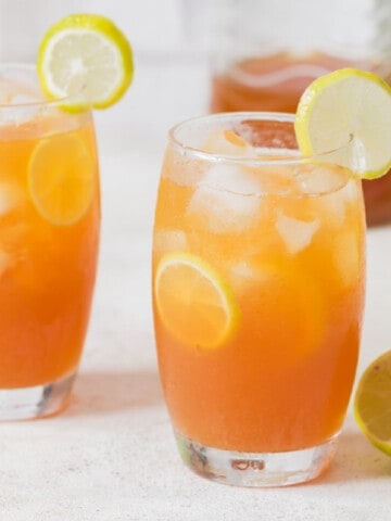 2 glasses of lemon iced tea