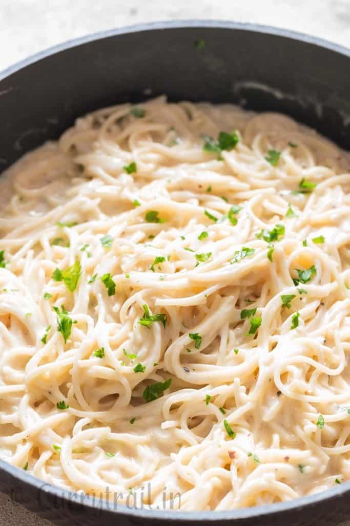 Spaghetti Pasta in Knoblauch-Parmesan-Sauce geworfen