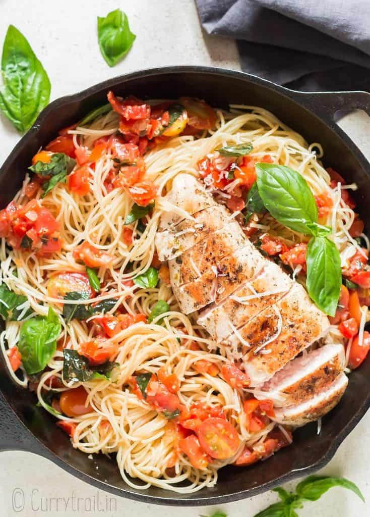 bruschetta pâtes au poulet dans une poêle en fonte avec serviette