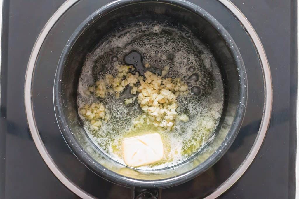 cozinhar molho branco de parmesão