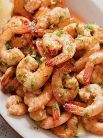 close view of lemon garlic shrimp on a plate.