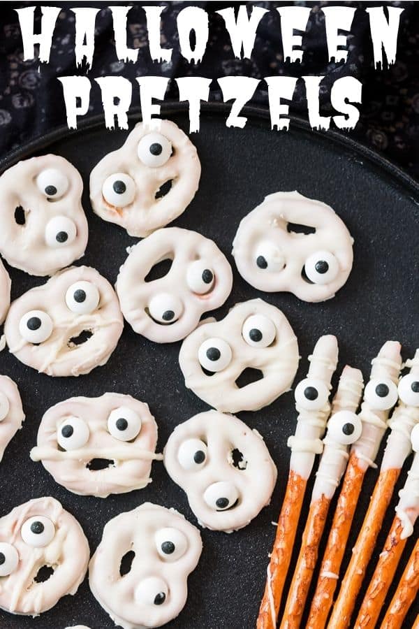 pretzels de halloween com sobreposição de texto