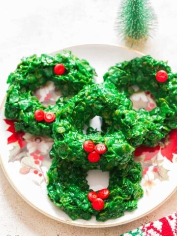 Cornflakes Christmas wreath cookies on decorative plates