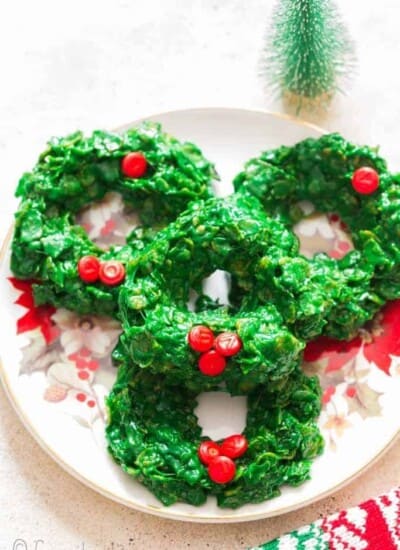 Cornflakes Christmas wreath cookies on decorative plates
