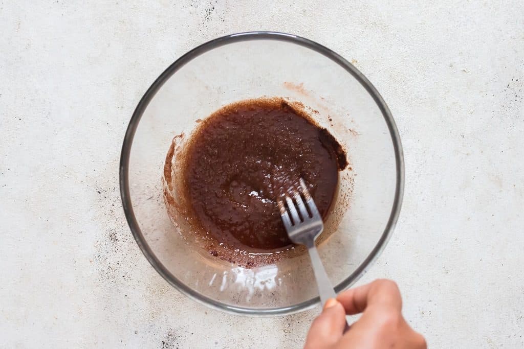 mixing oil cinnamon powder and sugar in a bowl