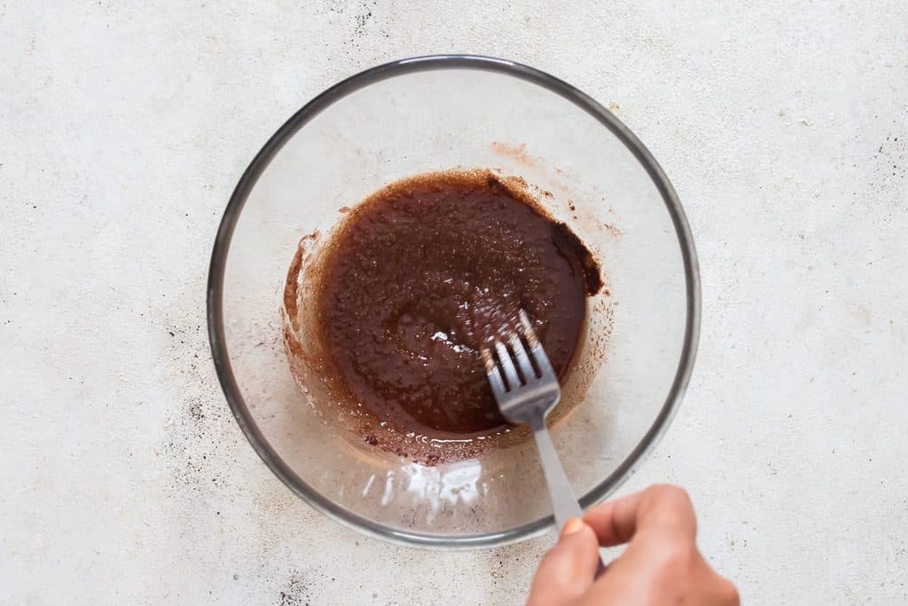 mixing oil cinnamon powder and sugar in a bowl.