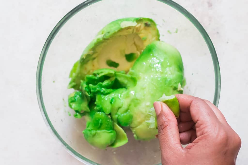 adding lime jucie to avocado