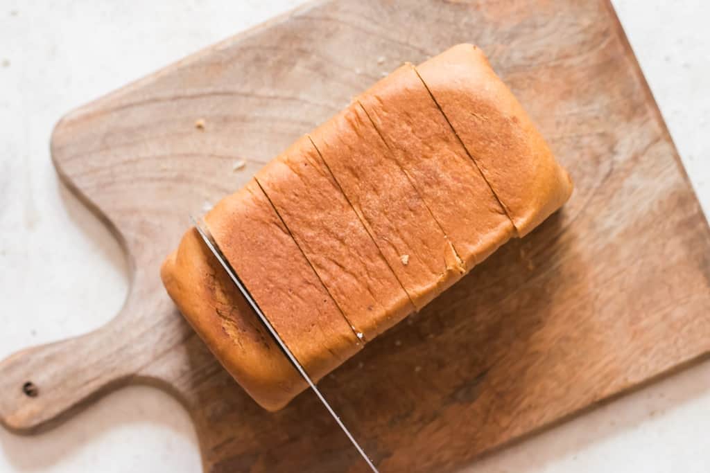 Slicing bread loaf