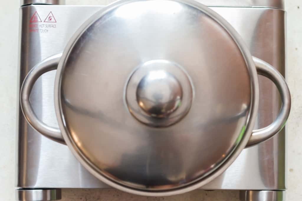 cooking rice with seasoning with closed lid