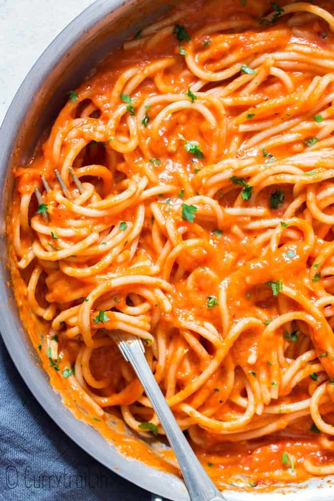 roasted red bell pepper pasta in skillet