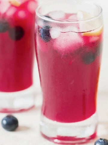 2 glasses of lemonade using blueberries.