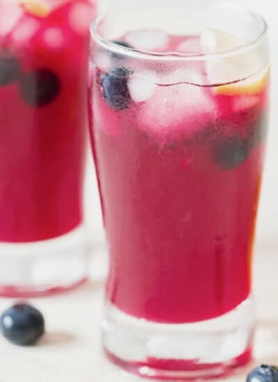 2 glasses of lemonade using blueberries.