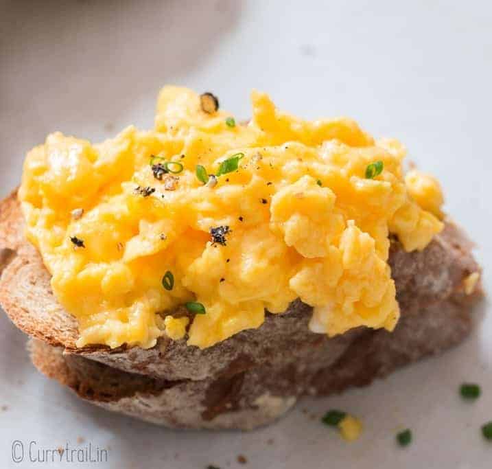 scrambled eggs on bread