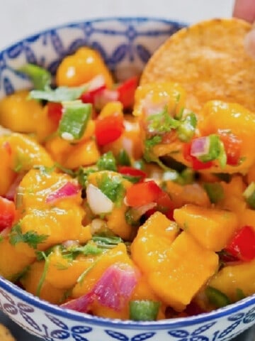 salsa made with fresh mango with nachos.