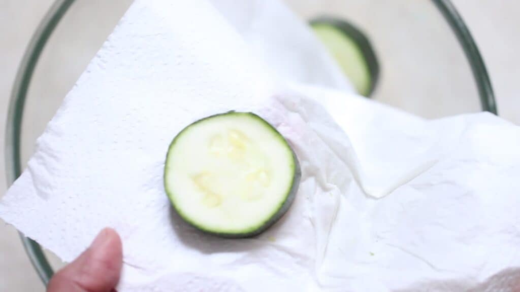 drying zucchini slices om kitchen paper towel