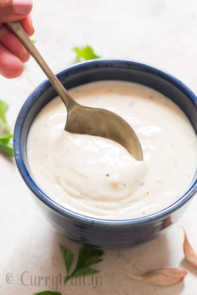 salsa de parmesano con ajo en tazón de cerámica