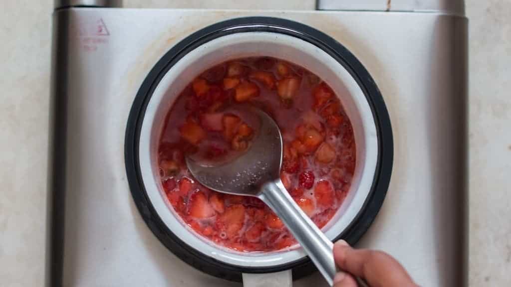 cooking strawberry to make strawberry sauce