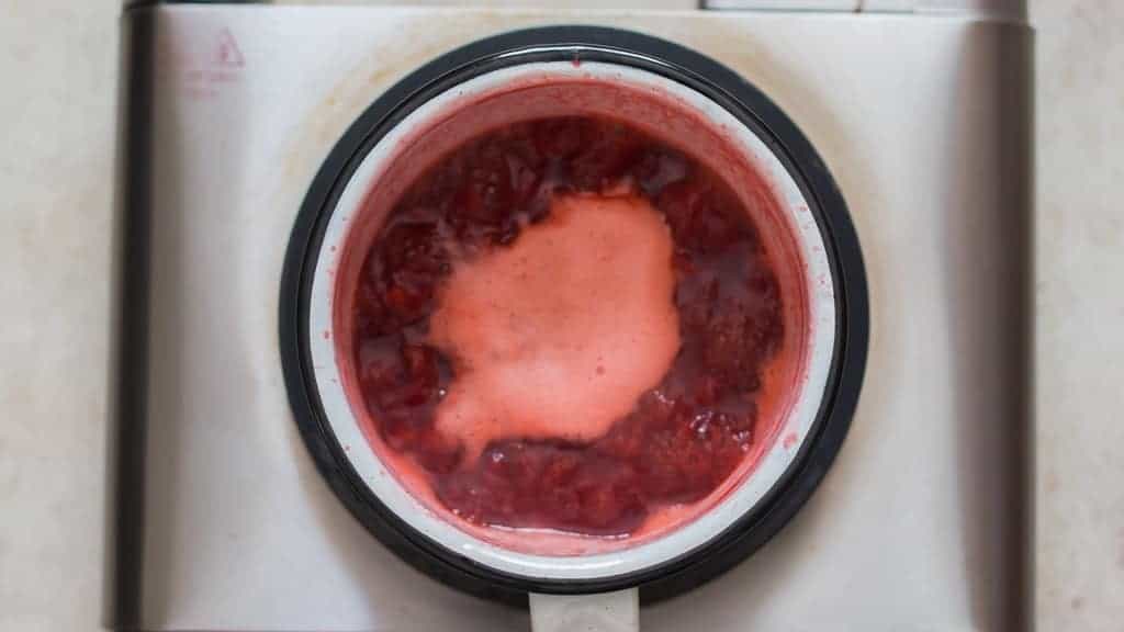cooking strawberry to make strawberry sauce