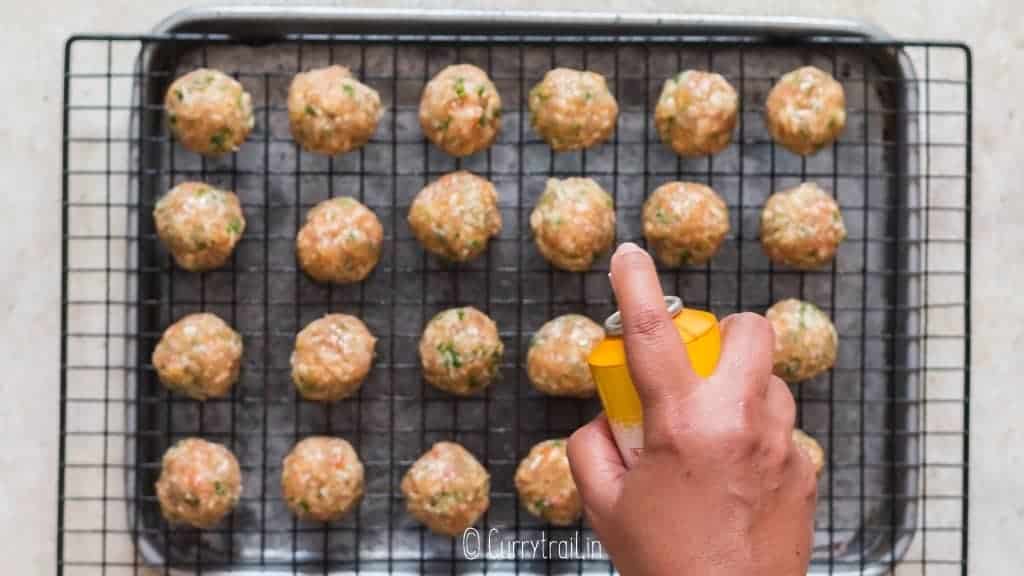 spray olive oil on meatballs