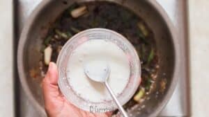 adding corn starch into sauce