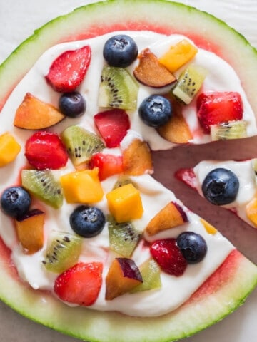 watermelon dessert pizza with cheesecake frosting and fruits
