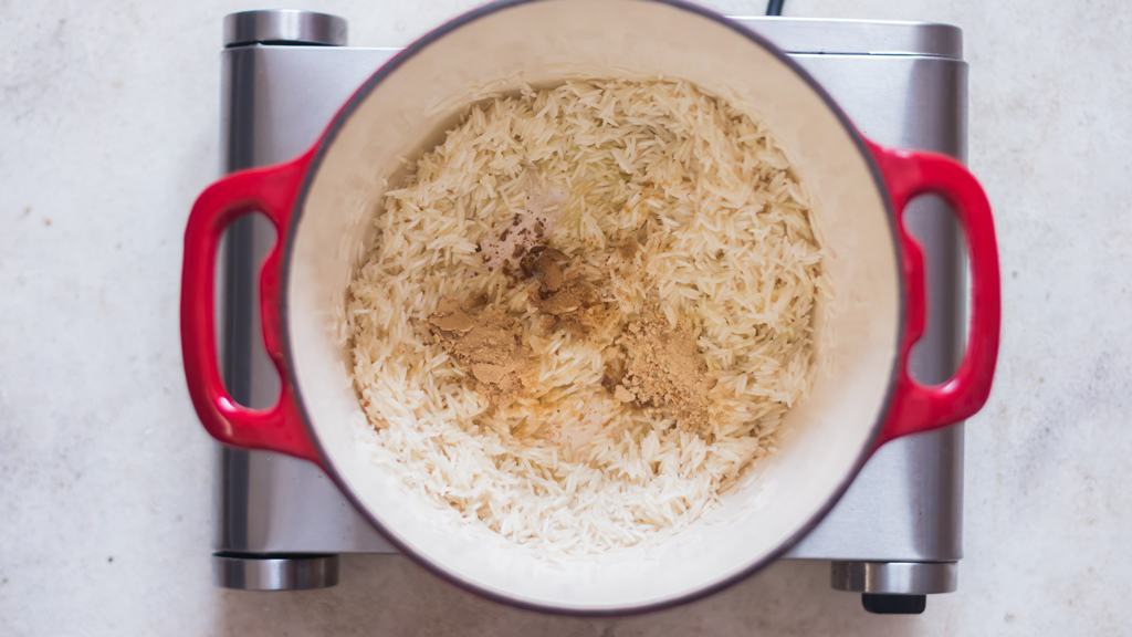 long-grain rice seasoned with onion powder and garlic powder in a pot.