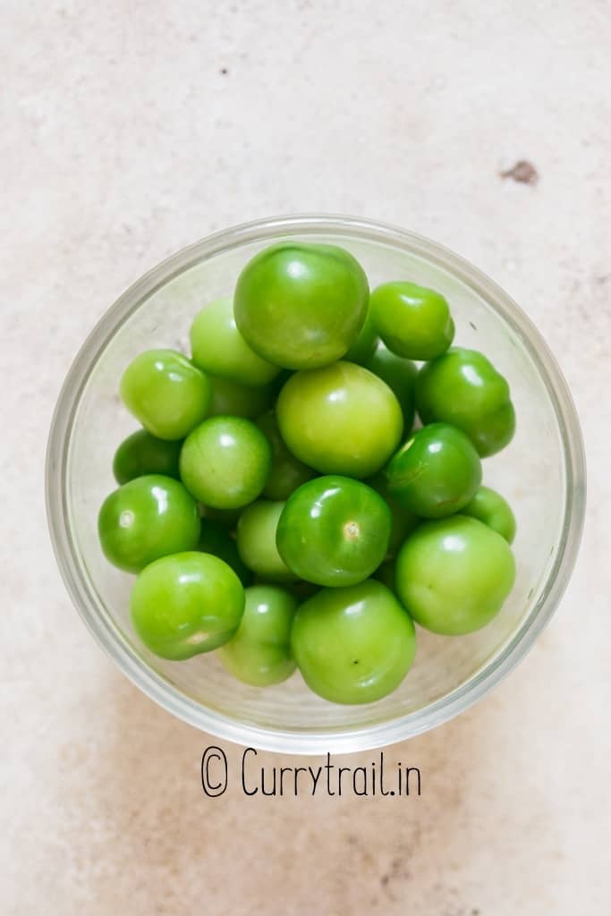 fresh green tomatillos