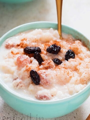 instant pot rice pudding served in ceramic bowl