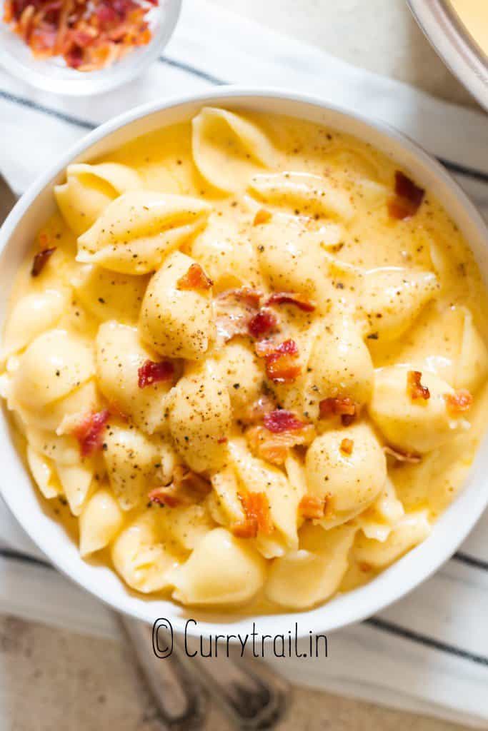 shell pasta with cheddar cheese and bacon