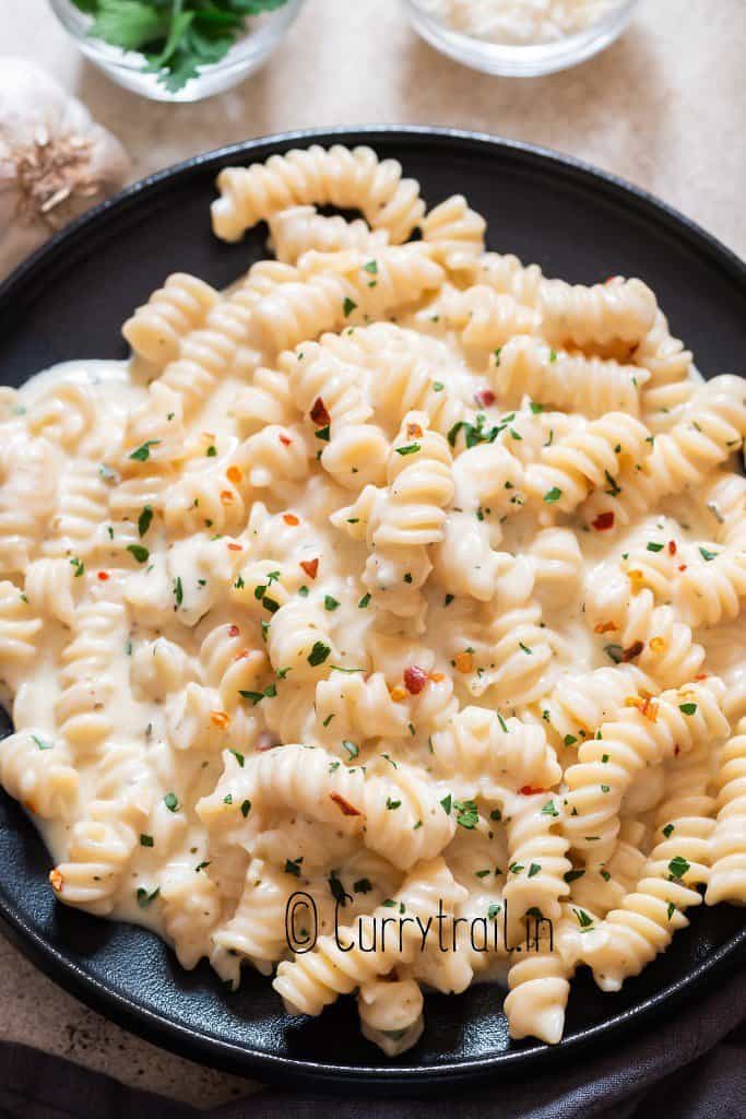 pasta in garlic cream sauce