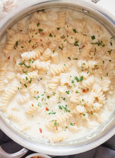 garlic pasta in cream sauce