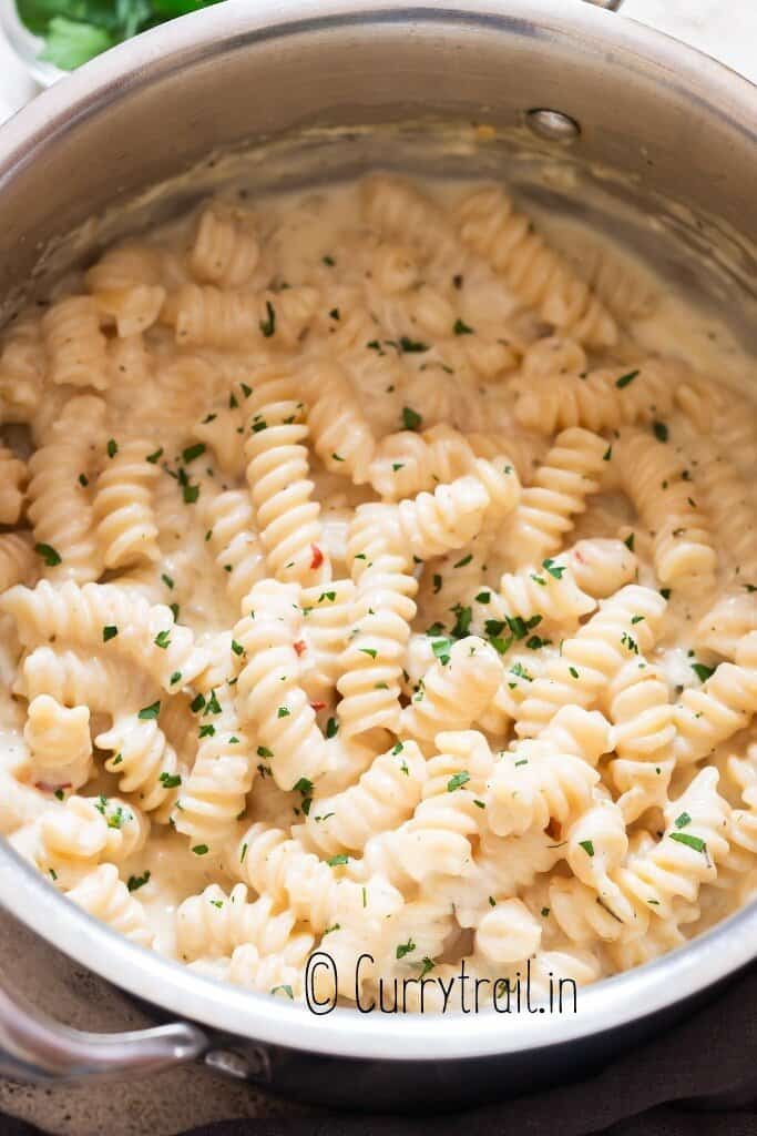 garlic pasta in cream sauce