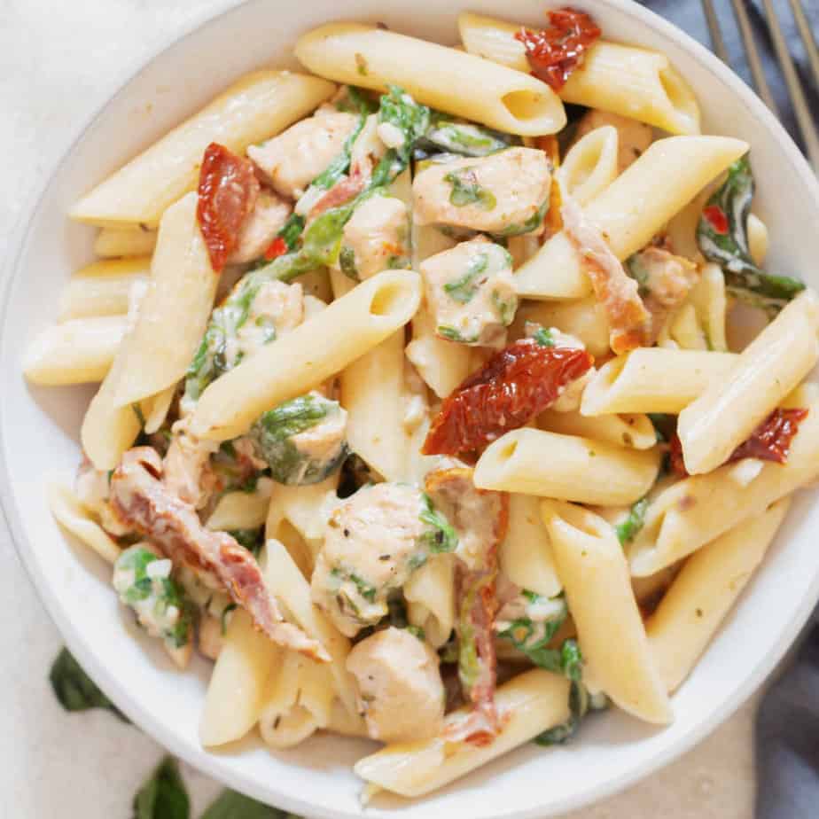 30 Minutes Sun Dried Tomato Pasta with Chicken and Mozzarella